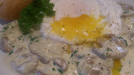 Ztracené vejce s žampionovo - chřestovou omáčkou