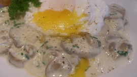 Ztracené vejce s žampionovo - chřestovou omáčkou