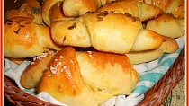 Česnekovo-sýrové rohlíčky