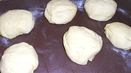 Česnekovo-sýrové rohlíčky