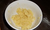 Česnekovo-sýrové rohlíčky (česnek se solí)