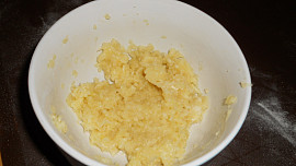 Česnekovo-sýrové rohlíčky