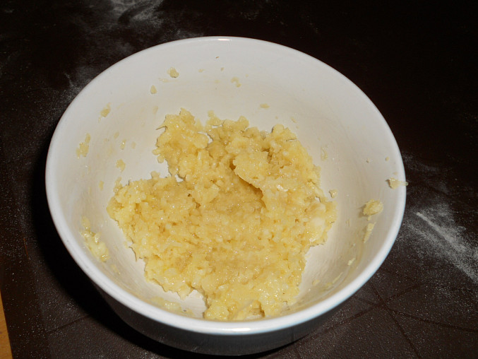Česnekovo-sýrové rohlíčky, česnek se solí