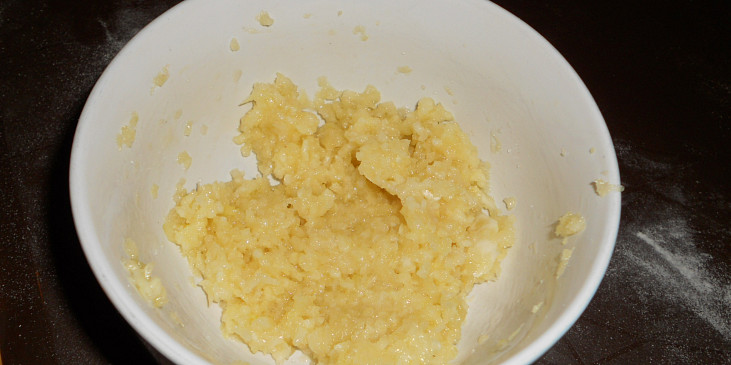 Česnekovo-sýrové rohlíčky (česnek se solí)