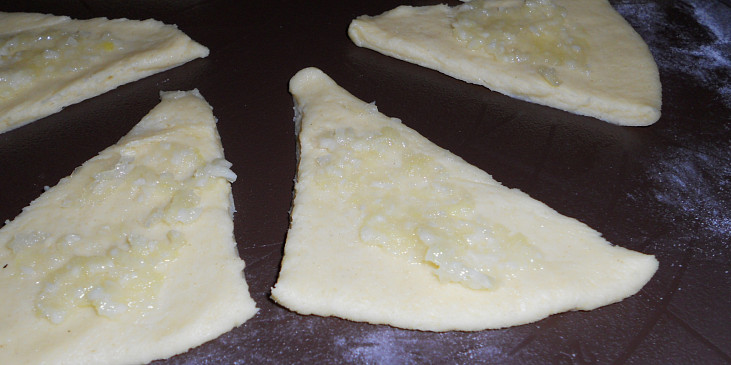 Česnekovo-sýrové rohlíčky (potřeme česnekem)