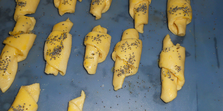 Česnekovo-sýrové rohlíčky (stočíme do rohlíčků)
