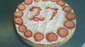 Cheesecake, V zakysance nahoře jsou nastrouhané jahody a trošku cukru.