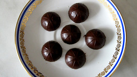 Čokoládové bonbony s brusinkami a višněmi