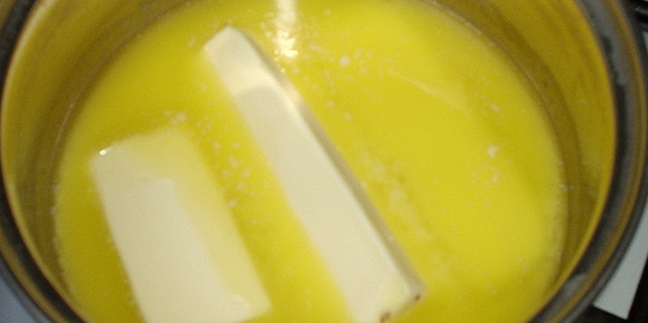 rozehřejeme máslo