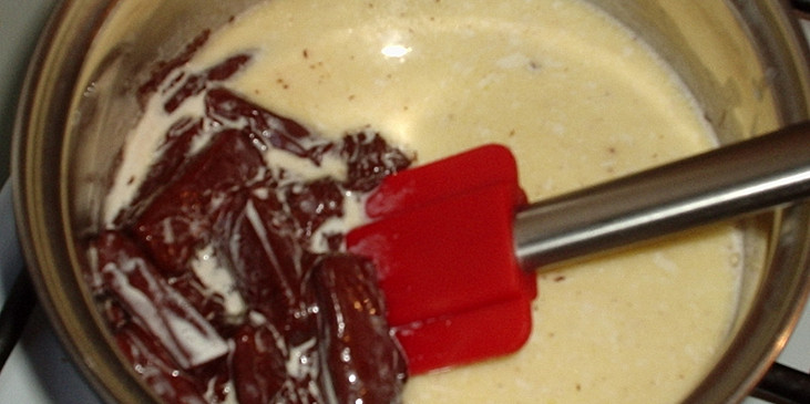 Čokoládový pivní dort (ve svařené smetaně rozpustíme máslo a čokoládu)