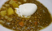 Dietní čočková polévka (Čočka,kořenová zelenina,brambory,cibule,ocet-bez tuku a protlaku,se ztraceným vejcem)