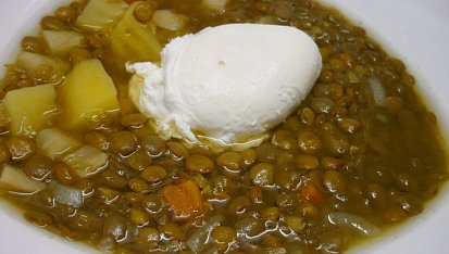 Dietní čočková polévka, Čočka,kořenová zelenina,brambory,cibule,ocet-bez tuku a protlaku,se ztraceným vejcem