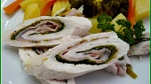 Dietní kuřecí roládka s přílohou a zeleninovým salátem
