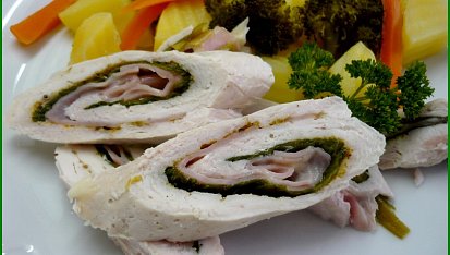 Dietní kuřecí roládka s přílohou a zeleninovým salátem