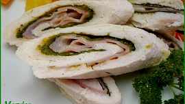 Dietní kuřecí roládka s přílohou a zeleninovým salátem