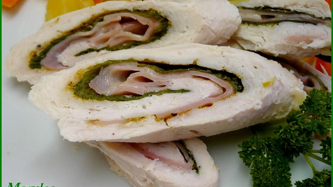 Dietní kuřecí roládka s přílohou a zeleninovým salátem