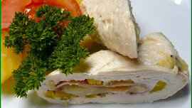 Dietní kuřecí rolka se šunkou, pórkem a tvarůžkem