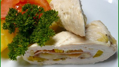 Dietní kuřecí rolka se šunkou, pórkem a tvarůžkem