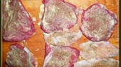 Hovězí s balsamicem a rozmarýnem, připravené okořeněné plátky