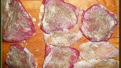 Hovězí s balsamicem a rozmarýnem, připravené okořeněné plátky