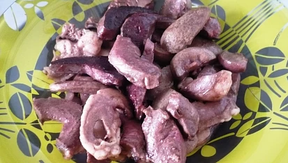 Jehněčí vnitřnosti na zelenině