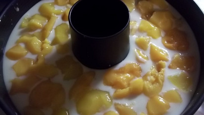 Koláč dvou barev s broskvemi, na světlé těsto poskládáme broskve...