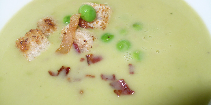 Hrášková polévka (krém) s krutony (Krémová polévka ze zeleného hrášku)