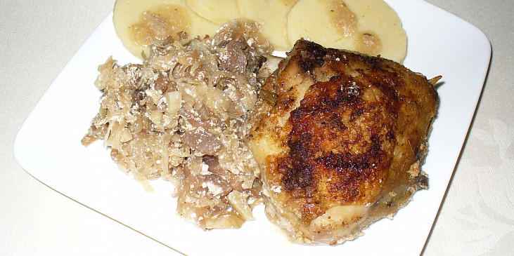 Kuře na kysaném zelí (Tady už na talíři s bramborovým knedlíkem)