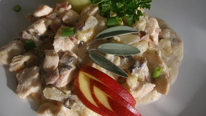 Kuřecí na celeru, jablkách a šalvěji