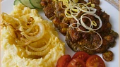Kuřecí placičky, s bramborkaší,pórkem,osmaženou cibulkou a zeleninovou oblohou