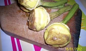 Kureci prsicka s artycoky, Artycoky ocistime (pozor na prstiky, okrajove listy pichaji)