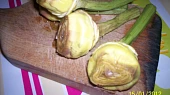 Kureci prsicka s artycoky, Artycoky ocistime (pozor na prstiky, okrajove listy pichaji)