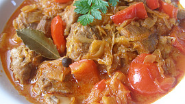 Maďarský krůtí perkelt se zelím