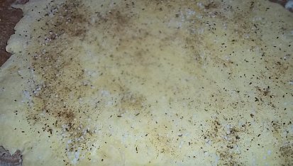 Moje slané tyčky se zakysankou a bylinkami, rozválíme a posypeme kořením...