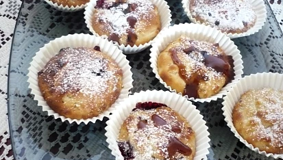Muffiny s jablky a ostružinami