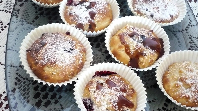 Muffiny s jablky a ostružinami