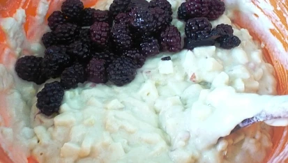 Muffiny s jablky a ostružinami