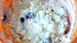 Muffiny s jablky a ostružinami