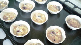 Muffiny s jablky a ostružinami