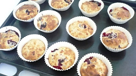Muffiny s jablky a ostružinami