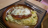 Obalované kuře se sýrem na špagetách a cuketě (Naservírovaná porce 1)