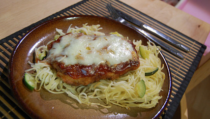 Obalované kuře se sýrem na špagetách a cuketě