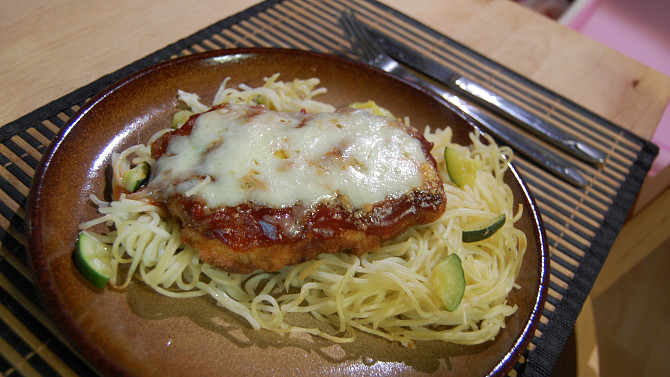 Obalované kuře se sýrem na špagetách a cuketě, Naservírovaná porce 1