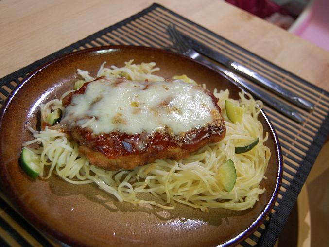 Obalované kuře se sýrem na špagetách a cuketě, Naservírovaná porce 1
