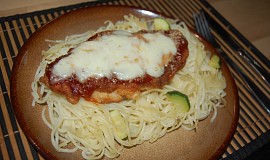 Obalované kuře se sýrem na špagetách a cuketě