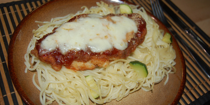 Obalované kuře se sýrem na špagetách a cuketě (Naservírovaná porce 2)