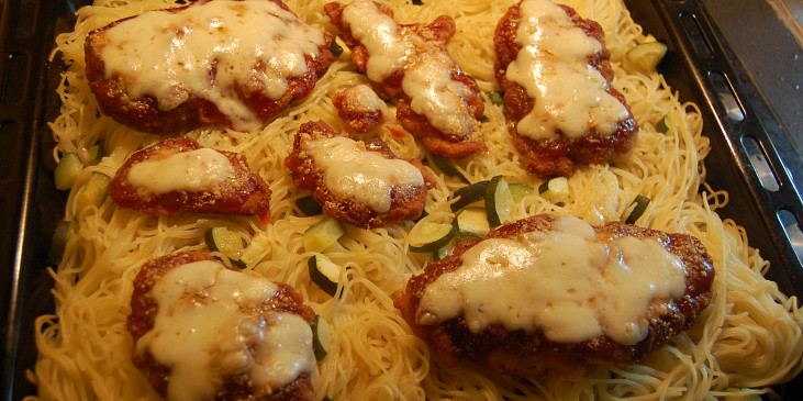 Obalované kuře se sýrem na špagetách a cuketě (po vyjmutí z trouby)