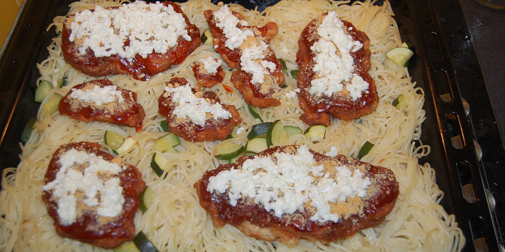 Obalované kuře se sýrem na špagetách a cuketě (přidám mozzarellu..)