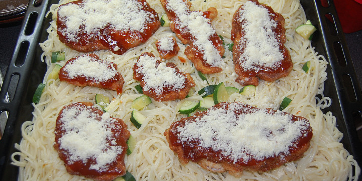 Obalované kuře se sýrem na špagetách a cuketě (posypu parmazánem...)