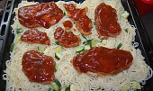 Obalované kuře se sýrem na špagetách a cuketě (pomažu řízky kečupem...)